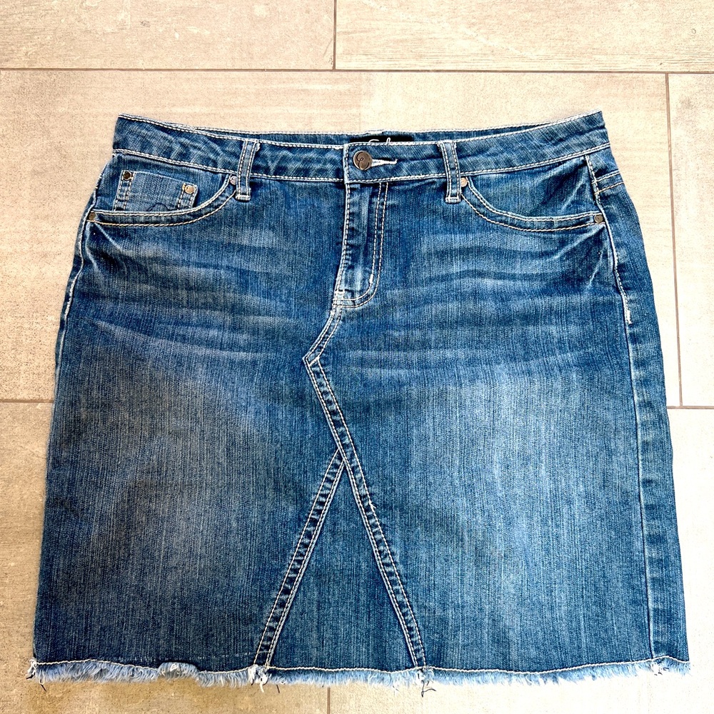Fun Jean mini skirt!! Cute & unique. Super comfy cotton/poly/spandex blend! 🌺